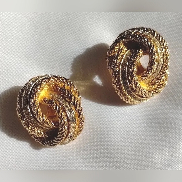 Vintage CHRISTIAN DIOR gold tone twisted KNOT pavé rhinestone earrings clip ons - Picture 2 of 12